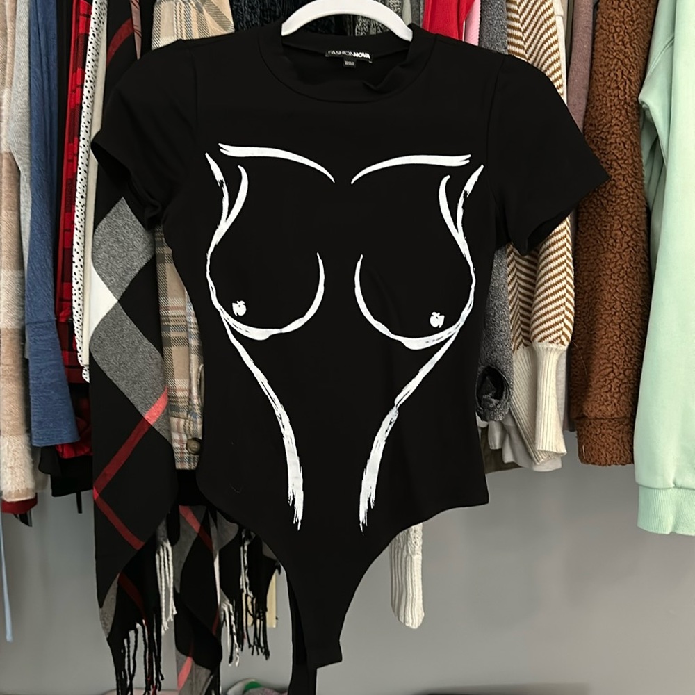 Black onesie t shirt size small never worn. Tried on once. Did not fit.